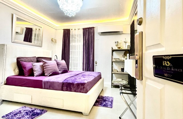 Fully-furnished townhouse, one car garage, near airport, ideal for families.