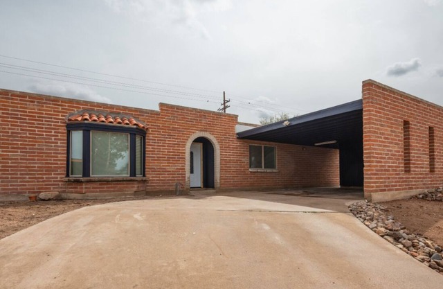 Fully Remodeled Rolling Hills Haus, Spacious 4-bed house on East side Tucson