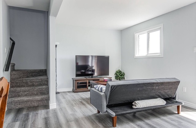 Fully Renovated Townhouse with New Foosball Table!