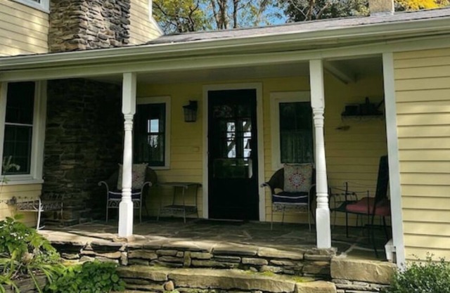 Fully Restored Farmhouse in the heart of Keuka Lake Winetrail