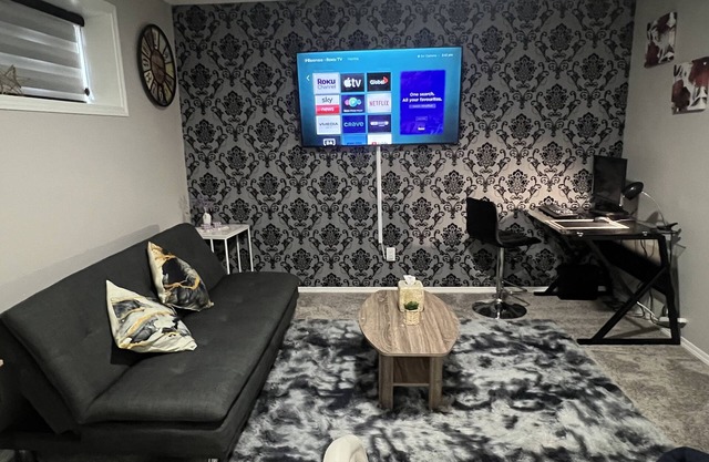 Fully Separate and Private 1Bed 1Bath Guest Legal Suite
