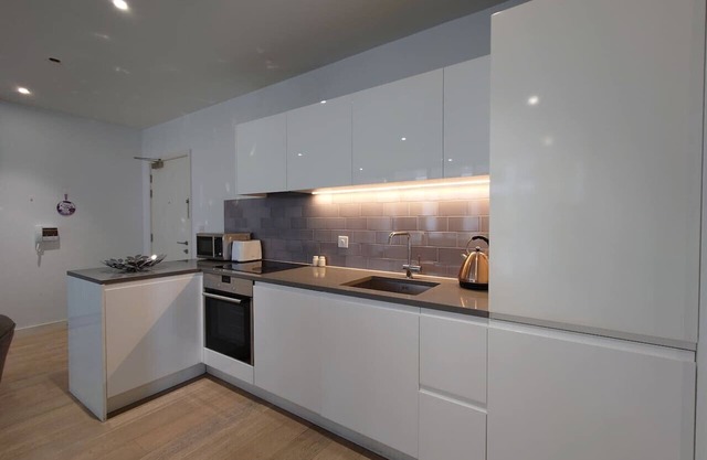 Fully Serviced One Bed Apartment in RW