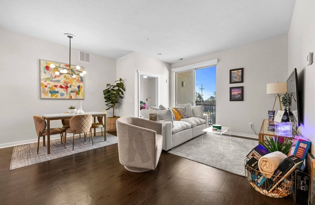 Fully Stocked Trendy Condo Close To Downtown And The Beach