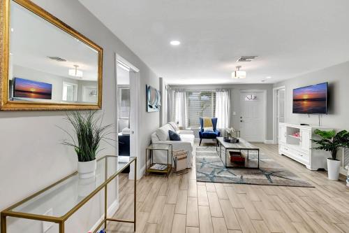 Fully Updated Home Sleeps 8 - 5 Min to the Beach