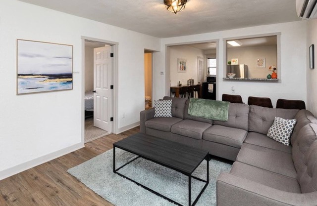 Fun Backyard ~Close to Downtown~Pet Friendly~4BDRM