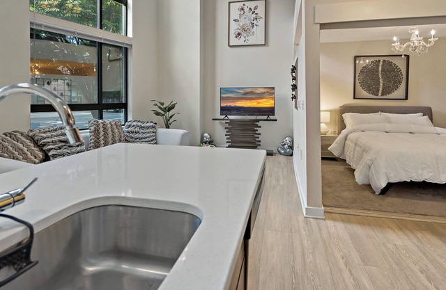 Fun | Exec | Loft | Spacious & Sunny in the Center