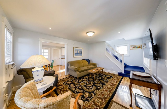 Fun getaway near downtown & lake with full kitchen & ideal location