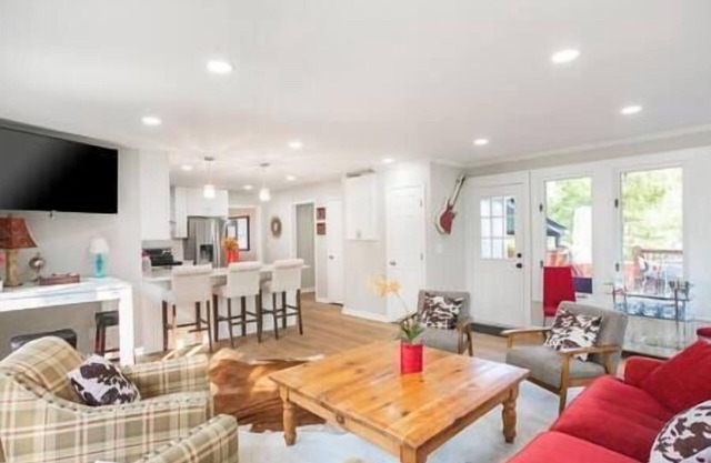 Fun Nashville Retreat w/HOT TUB