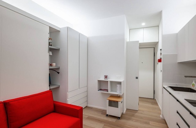 Functional and modern studio apartment of approximately 17 sqm located on the ground floor of a renovated period building WITHOUT a lift (one step to access it). The apartment is located in a quiet, traffic-free street, just a 7-minute walk from Piazza d