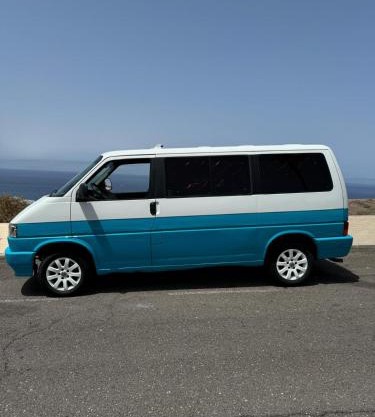 Furgoneta camperizada para dormir y conducir