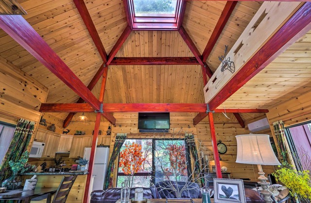 Furnished Deck: Romantic Strawberry/Pine Studio!