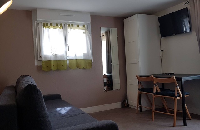 furnished studio in comfortable single-family house with mature garden