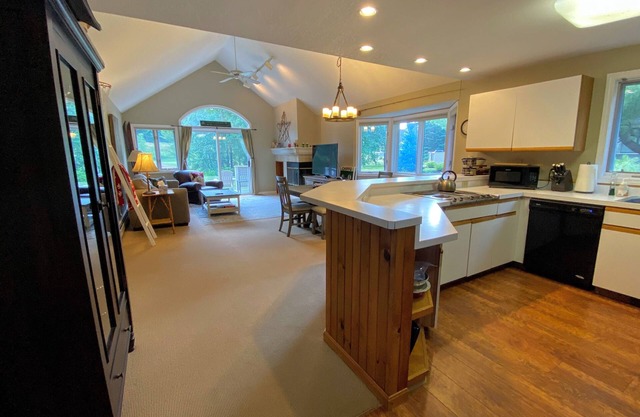 FV4 Fairway Village Condo, close to Omni Mount Washington! Fireplace, wifi, golf, skiing!