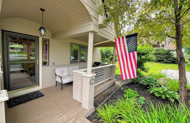 FV44 tastefully updated single level with AC, WiFi, minutes from skiing, Dog Friendly!