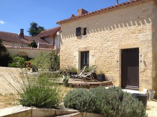 Gîte authentique avec cheminée, terrasse et WiFi en Charente - FR-1-653-119
