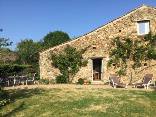 Gîte charmant avec jardin clos, proche attractions, 2 chambres, Wifi, parking, calme assuré - FR-1-426-138