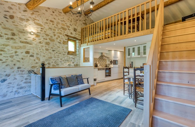 Gîte de la riviere, beautiful village house (with artist studio)