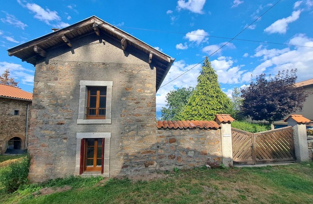 Gîte en Pierre à la Montagne à Proximité de Sentiers de Randonnées