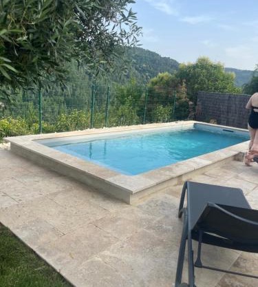 Gîte et piscine au sein de La Bastide de la Breure