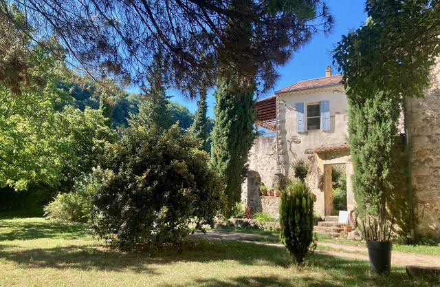 Gîte le Moulinage du Luol with wooded grounds