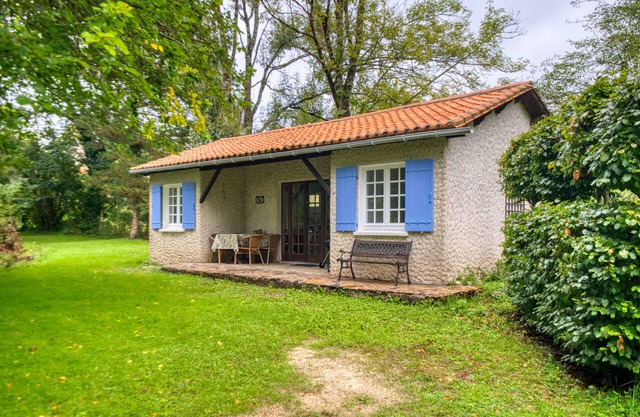 Gîte Le Pêcheur - Domaine l'Étang des Mirandes with Shared Pool