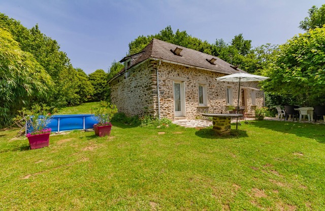 Gîte Loucastan in a green setting