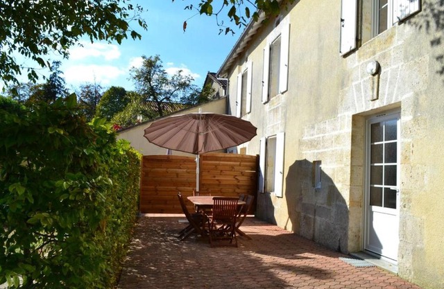 Gîte typique Sud Charente, 2 chambres, terrasse, animaux acceptés, proche circuits randonnées - FR-1-653-78