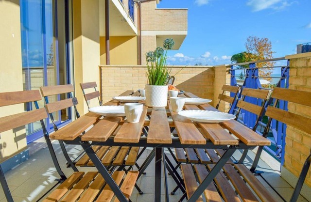 G.Bay C13 - First floor apartment with balcony overlooking the sea and swimming