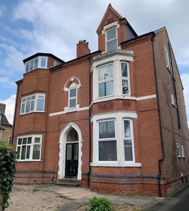 G-Floor Flat with 2 beds, 2 bathrooms, sleeps 4-6