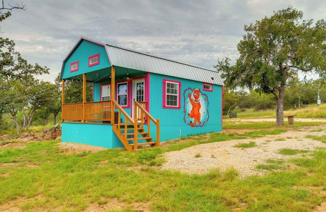 'Galactikitty' - Quirky Cabin Near Lake Brownwood!