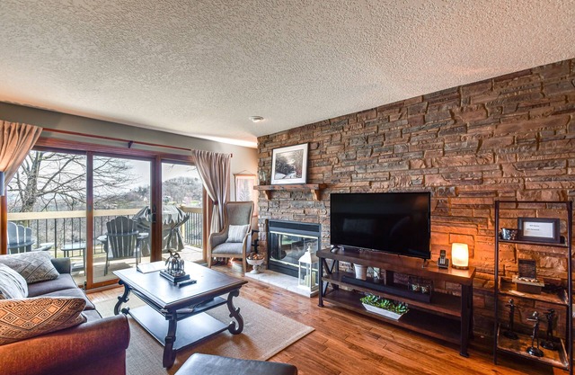 Galena Townhome w/Deck & Golf Course View!