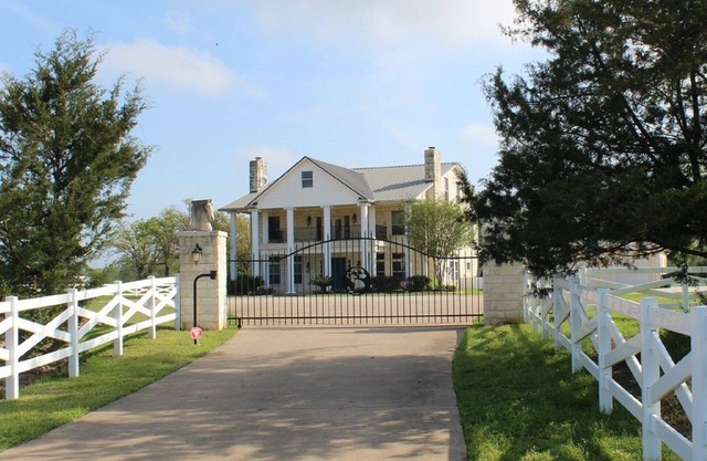 Game Day/Family Gathering/Wedding venue with Pool. Largest in College Station.