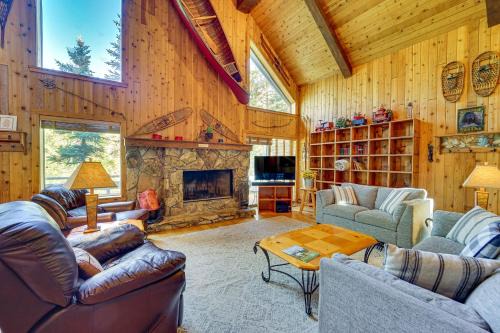 Game Room and Views Cabin Near Purgatory Resort!