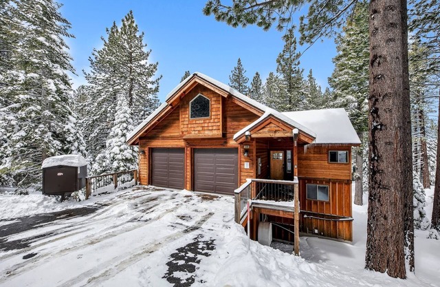 Game Room w/Pool Table, Hot Tub, Pet Friendly, Near Lake+Heavenly, 12Guests+Kids Less than 6yrs