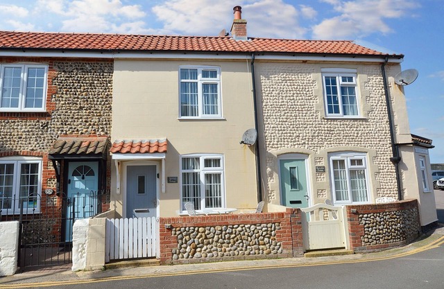 Gansey Cottage - a cottage that sleeps 3 guests in 2 bedrooms