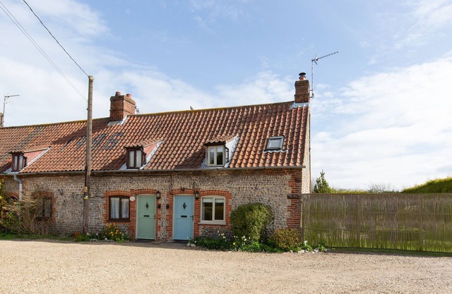 Garden Cottage - sleeps 2 guests in 1 bedroom