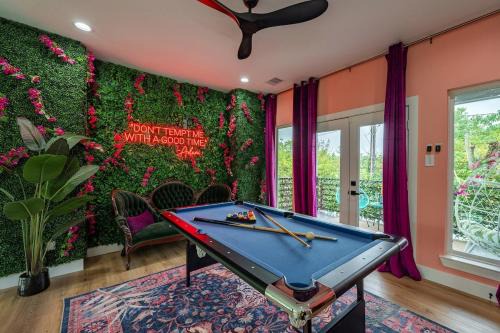 Garden of Eden Downtown Getaway - Hot Tub, Game Room, Neon Vibes