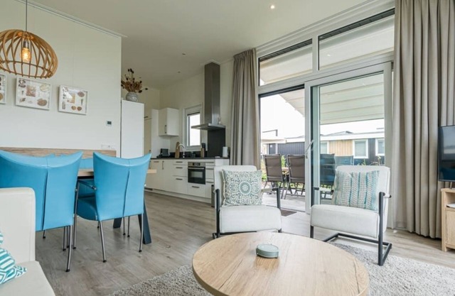 Garden-oriented, bright living room with an adjoining (electrically operated) patio cover Lush garde