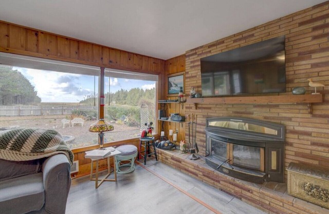 Garden Shores - Cozy Oceanfront Home You'll Love
