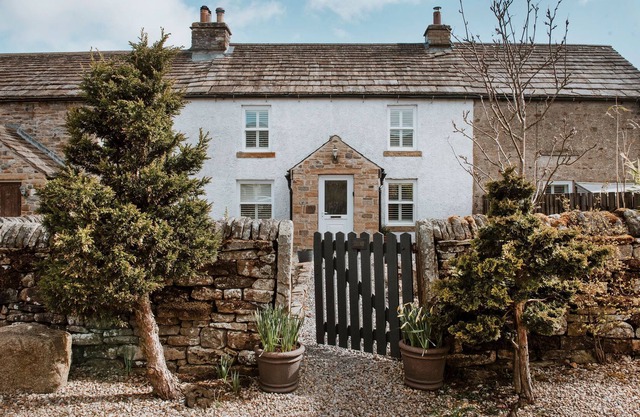 Gatecroft, Garrigill. Stone built 17th century cottage with log burning stoves.