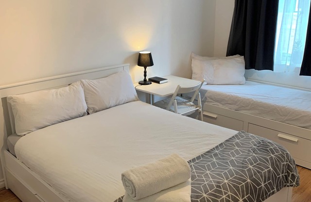 Gated 2bed room- 6guests -3beds-by Canary Wharf with free parking