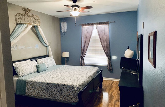 Gated community with tons of resort amenities, minutes from Walt Disney World!