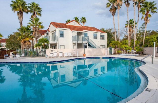 Gated private 1 bedroom condo near airport & golf - available from November.