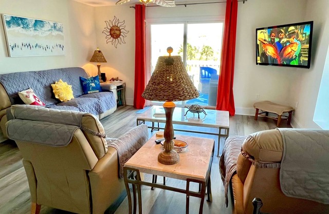 Gated resort on CSB.End unit w/easy walk to beach. Beach cart & chairs included.