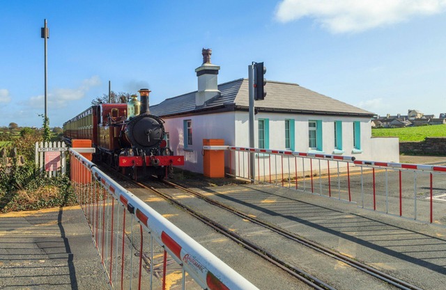 Gatekeeper's Cottage - a holiday cottage that sleeps 4 guests in 2 bedrooms