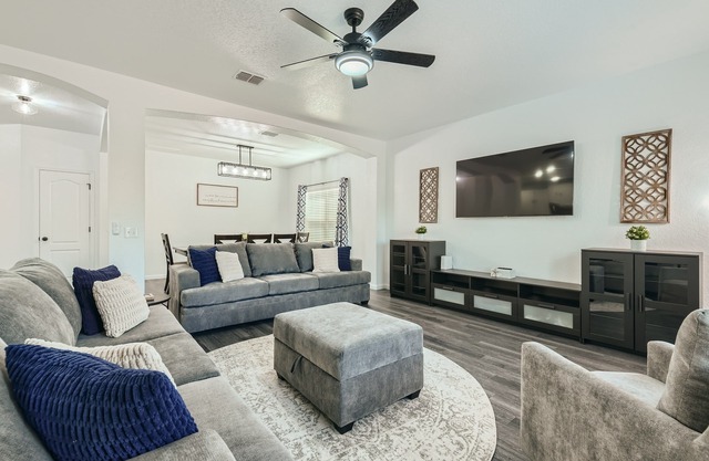 Gathering Place 4BR Lackland BMT Seaworld < 4.5mi!