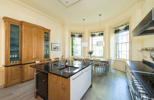 Gayfield Place Apartment- sleeps 6 guests