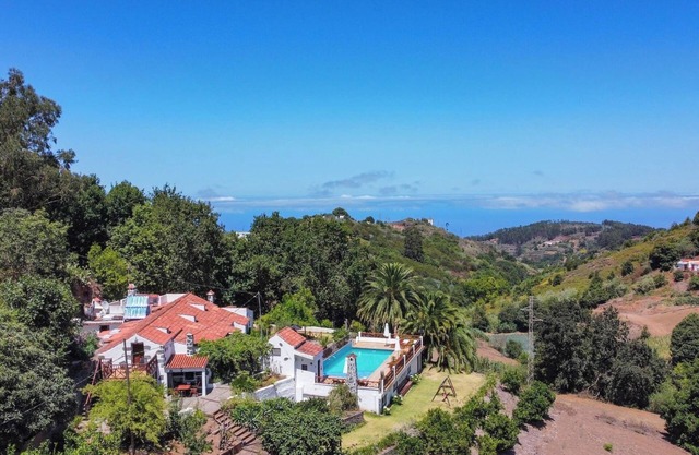 GC0002 Holiday cottage with barbecue and pool