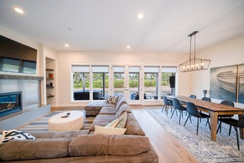 Gearhart Getaway - Gated Community Home w/Hot Tub, Walk to Beach