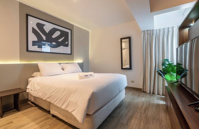 geko| Lumiere 1BR steps to Larcomar